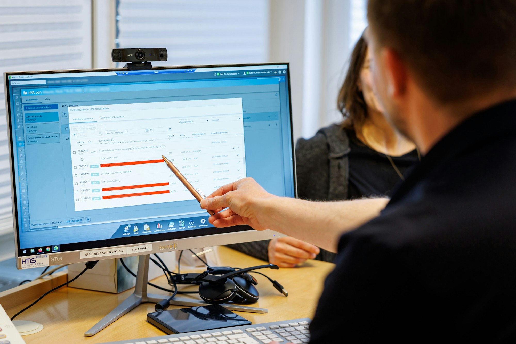 PRODUKTION - Arztbriefe und Laborbefunde: Künftig sollen Ärztinnen und Ärzte sie in die elektronische Patientenakte einstellen. (zu dpa: «Erster Blick in die E-Patientenakte: Was erwartet mich?») Foto: Daniel Karmann/dpa - Honorarfrei nur für Bezieher des dpa-Themendienstes +++ dpa-Themendienst +++
