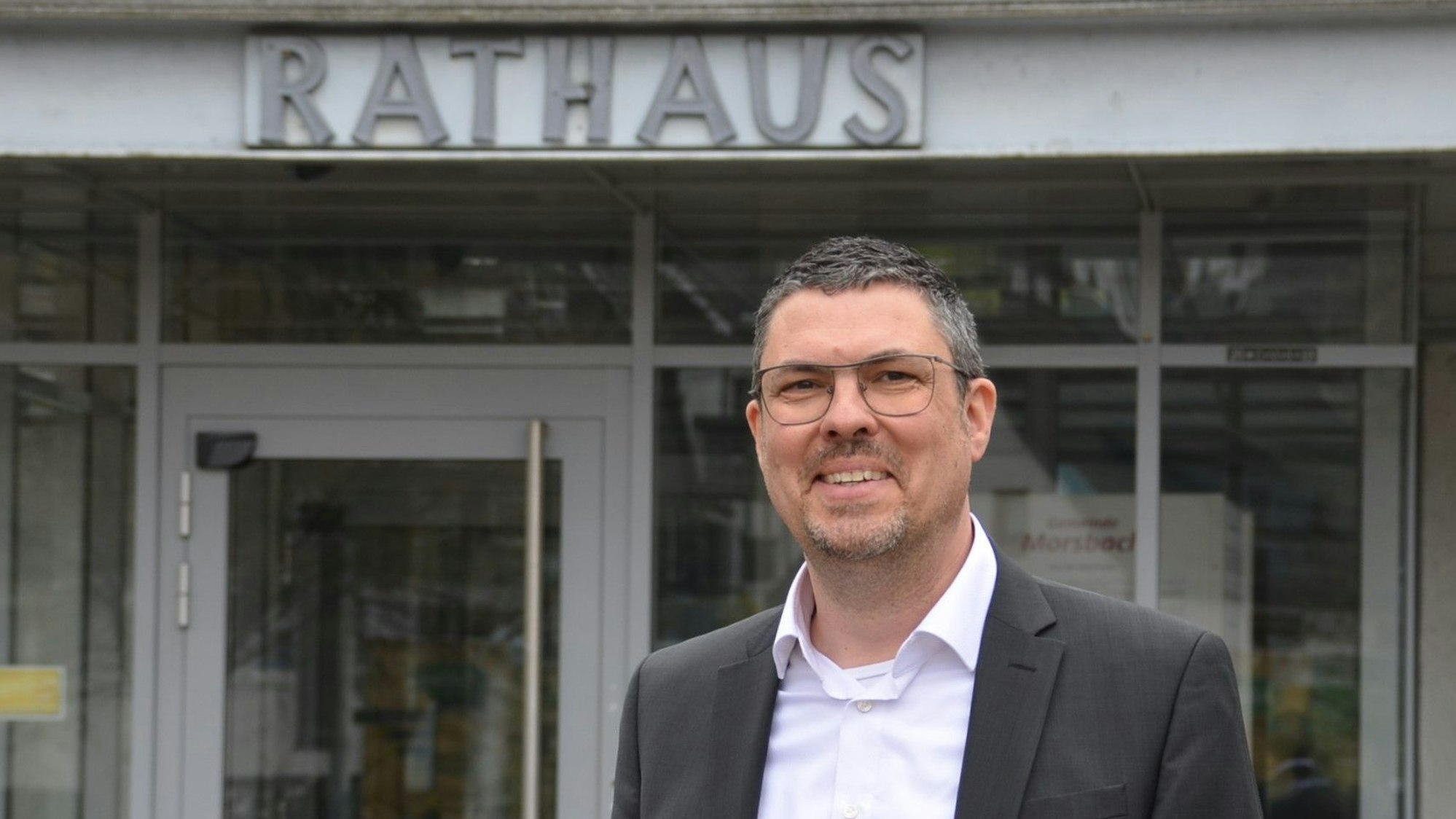 Am 31. Oktober 2025 legt Jörg Bukowski (51) das Amt als Bürgermeister der Gemeinde Morsbach nieder. Er wechselt in die Geschäftsführung der Aggerenergie und steht zudem Trauernden künftig als Redner bei Beerdigungen zur Seite.