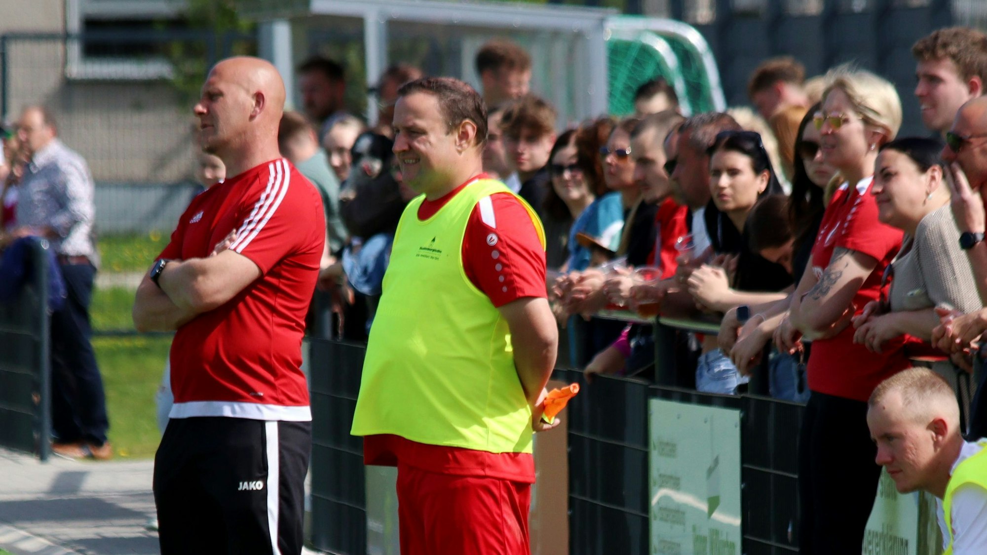 Der Trainer und der Teammanager des RSV Arloff-Kirspenich stehen nebeneinander an der Seitenlinie.