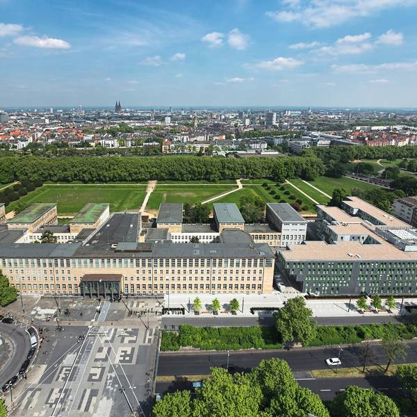 06.03.2025 Köln. Die Sanierungsarbeiten auf dem Albertus-Magnus-Platz auf dem Universitätsgelände der Uni Köln sind gestartet. Der „zentrale Campusplatz“ soll komplett umgestaltet werden. Foto: Alexander Schwaiger