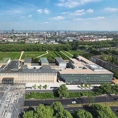 06.03.2025 Köln. Die Sanierungsarbeiten auf dem Albertus-Magnus-Platz auf dem Universitätsgelände der Uni Köln sind gestartet. Der „zentrale Campusplatz“ soll komplett umgestaltet werden. Foto: Alexander Schwaiger