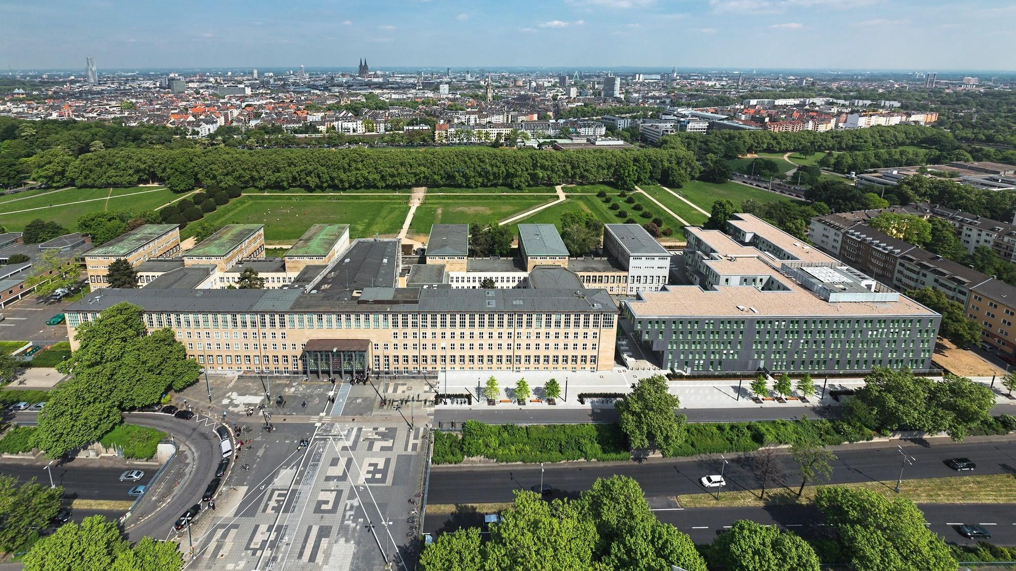 06.03.2025 Köln. Die Sanierungsarbeiten auf dem Albertus-Magnus-Platz auf dem Universitätsgelände der Uni Köln sind gestartet. Der „zentrale Campusplatz“ soll komplett umgestaltet werden. Foto: Alexander Schwaiger