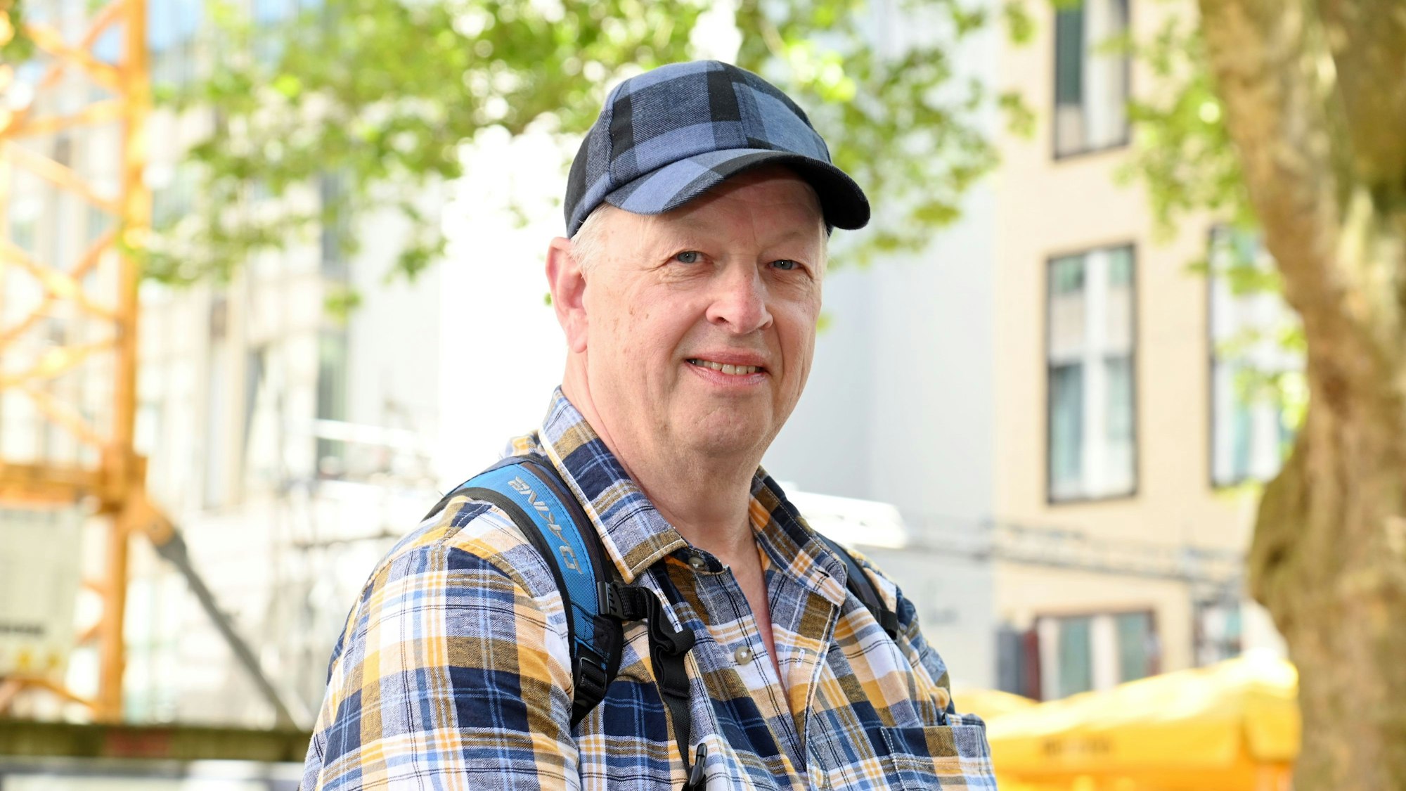 29.04.2025 Köln. Wie müsste Kirche für die Menschen sein, damit sie wieder hingehen würden? Wie muss der nächste Papst sein? Ein Stimmungsbild auf der Straße. Roy Weijens (69). Foto: Alexander Schwaiger