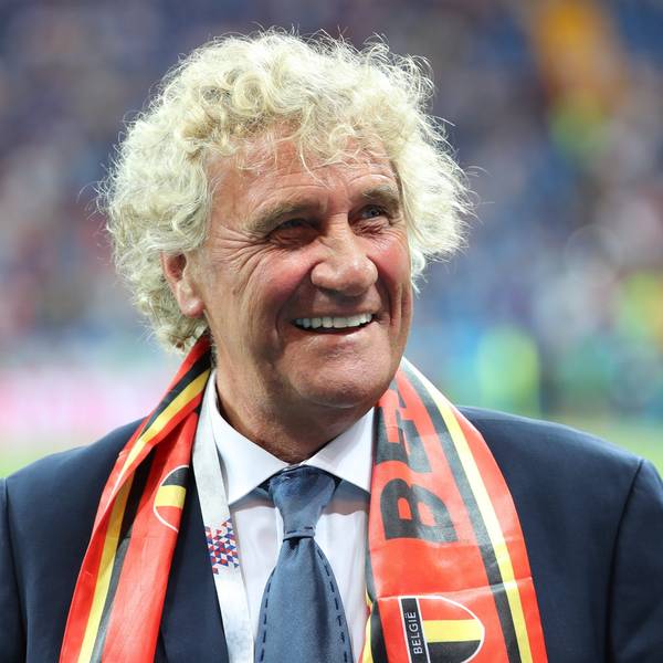 Der ehemalige belgische Torhüter Jean-Marie Pfaff steht an der Seitenlinie.