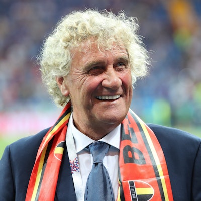 Der ehemalige belgische Torhüter Jean-Marie Pfaff steht an der Seitenlinie.