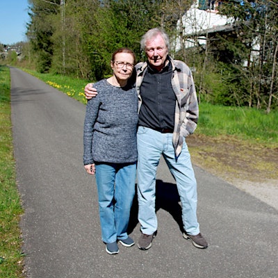 Dietrich und Katharina Schubert stehen Arm in Arm an der Einfahrt zu dem ehemaligen Bahnhof, in dem sie leben.