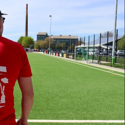 Tobias Nieswandt, Vorsitzender des 1.Advents-Club Arloff-Kirspenich, trägt das Shirt der RSV-Groundhoppers. Zu erkennen: die Silhouette der Thonwerke.