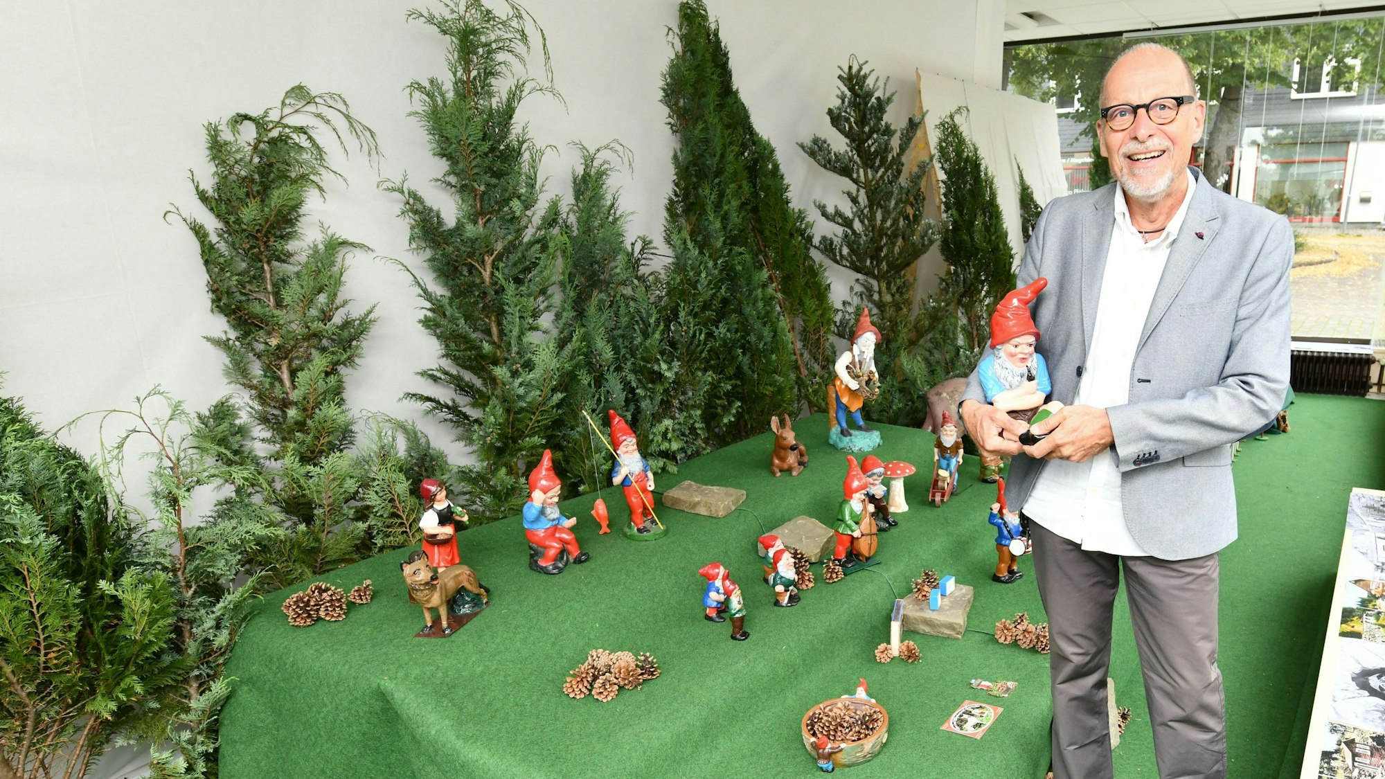 Das Foto zeigt Werner Rosenthal mit Exponaten aus dem Märchenwald Gogarten