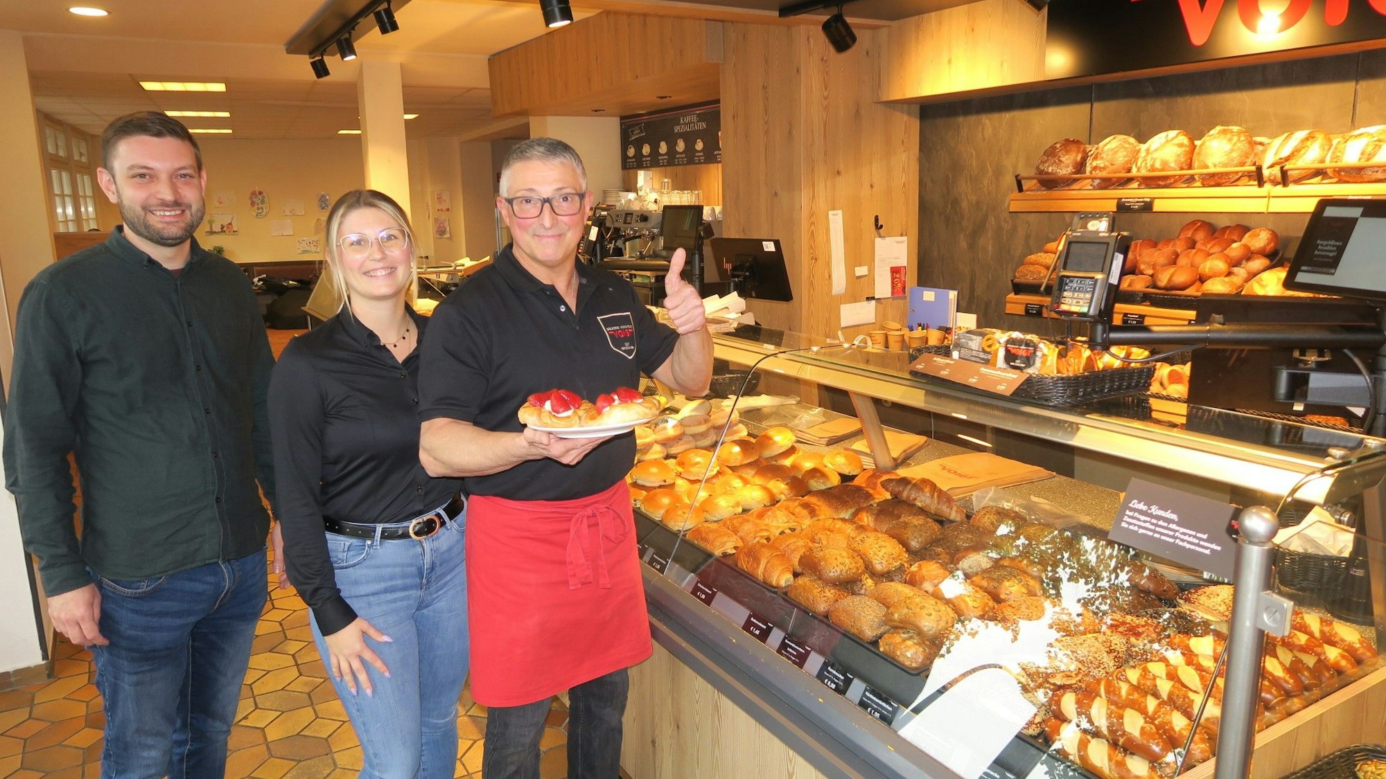 Über die rasche Neueröffnung der Filiale am Treuer Husar-Brunnen freuen sich Martin Voigt, Verkaufsleiterin Isabell Kranich und Francisco Torres (v.l.)