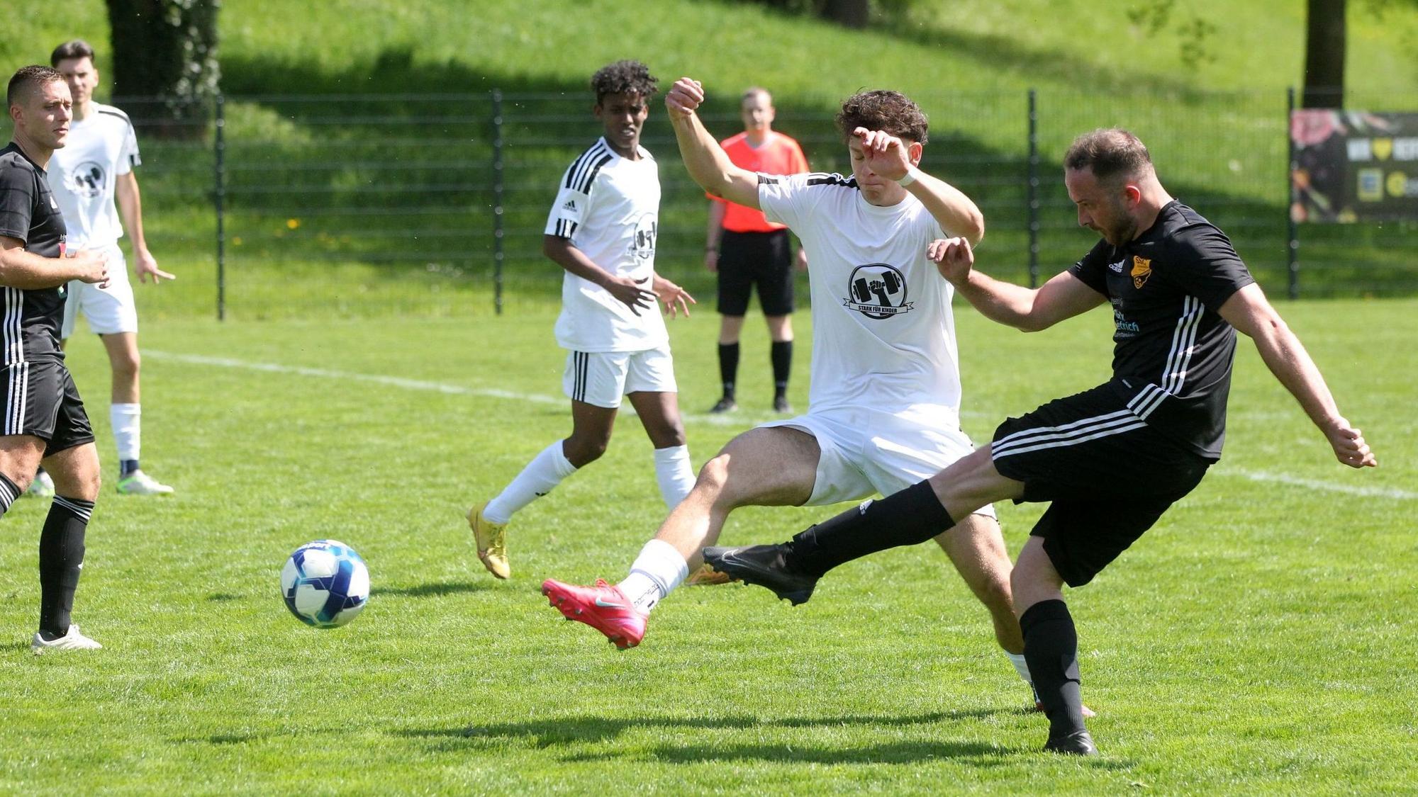 Ein Spieler der SG Ülpenich/Nemmenich/Elsig kommt zu spät und kann den Schuss des Firmenicher Spielers nicht mehr blocken.