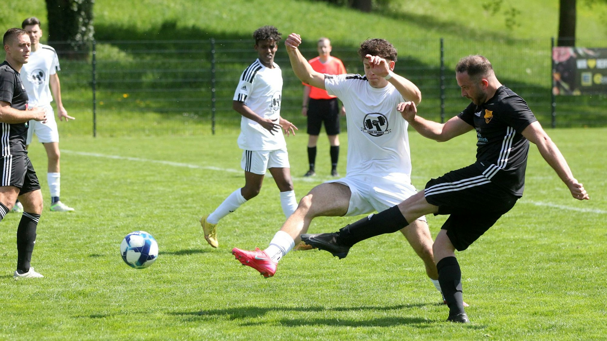 Ein Spieler der SG Ülpenich/Nemmenich/Elsig kommt zu spät und kann den Schuss des Firmenicher Spielers nicht mehr blocken.