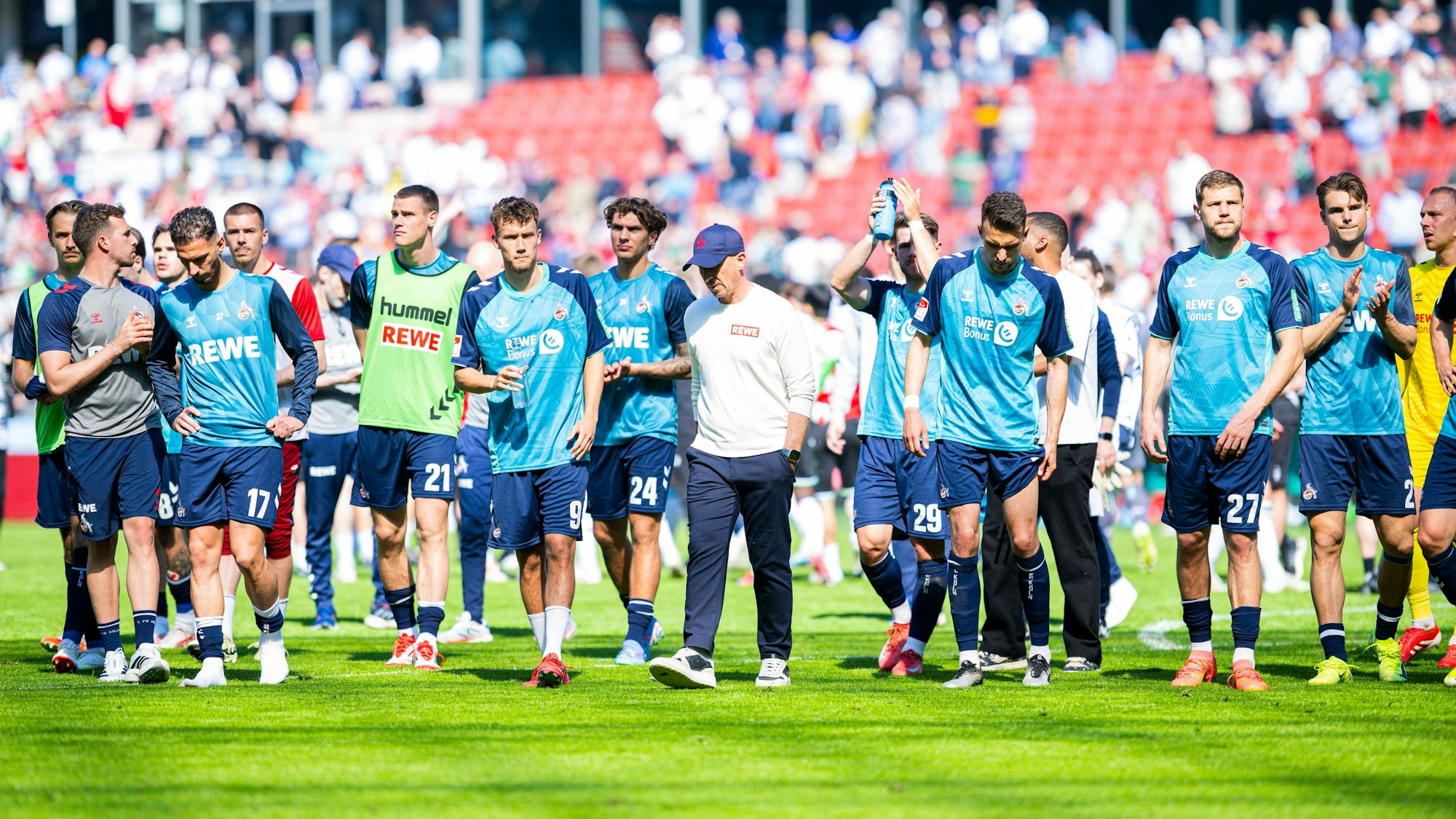 Die Kölner Mannschaft mit Trainer Gerhard Struber nach dem enttäuschenden Auftritt in Hannover