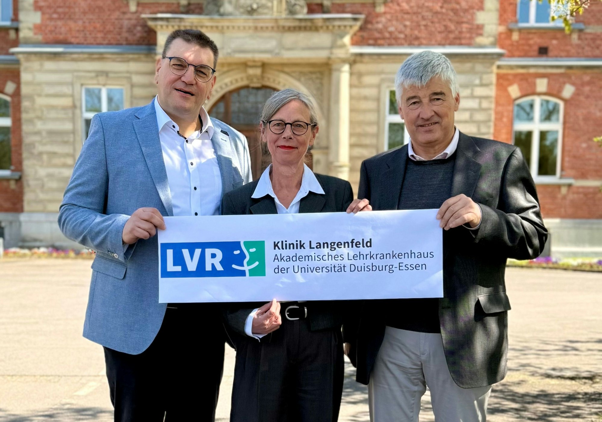 Stefan Thewes (Vorstandsvorsitzender LVR-Klinik), Birgit Jansen (Ärztliche Direktorin) und Joachim Fandrey (Uni Duisburg-Essen) stellen die Kooperation vor.