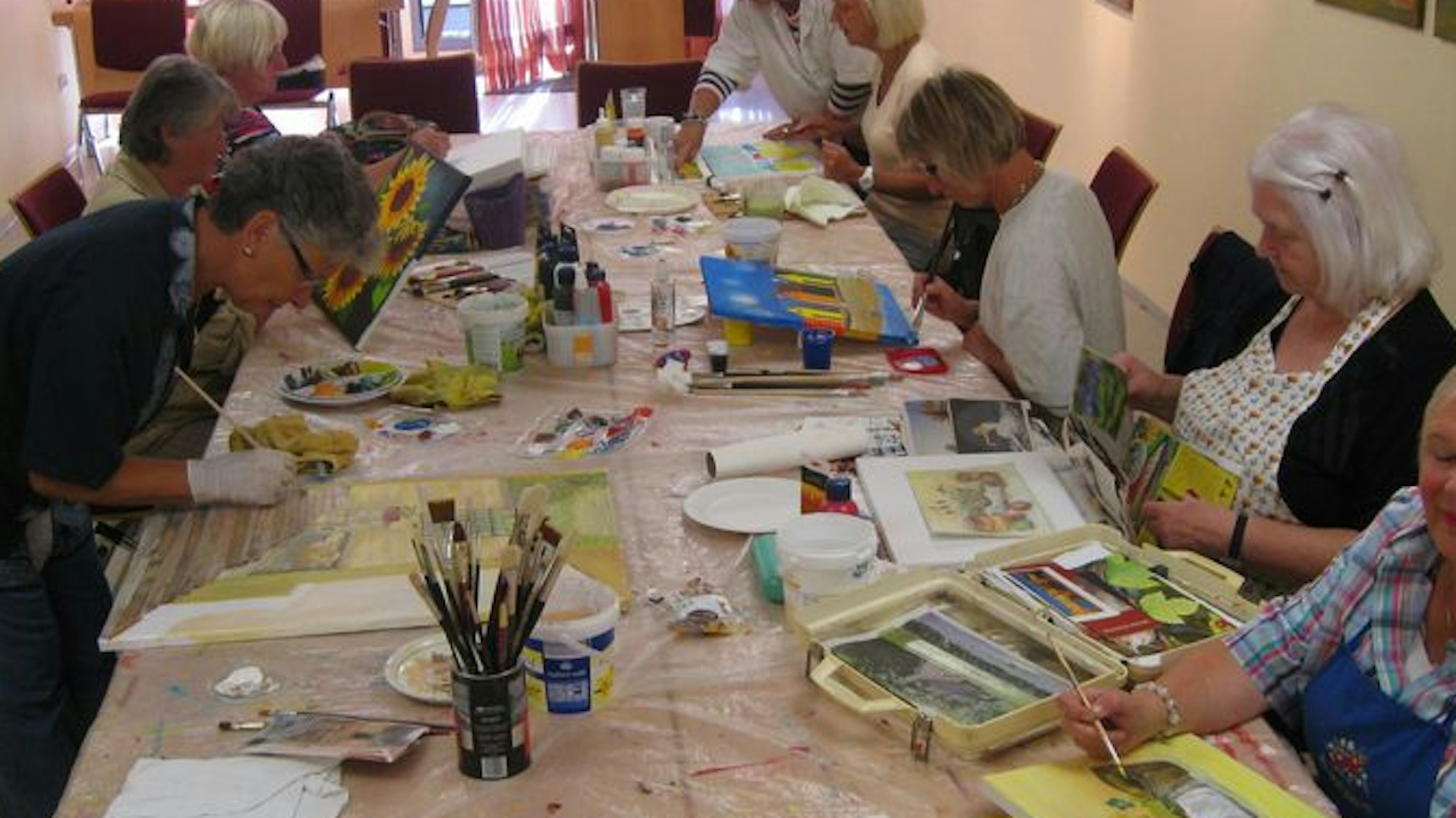 Beim Acrylmalkurs in der Lohmarer Villa Friedlinde werden Seniorinnen und Senioren gemeinsam kreativ.