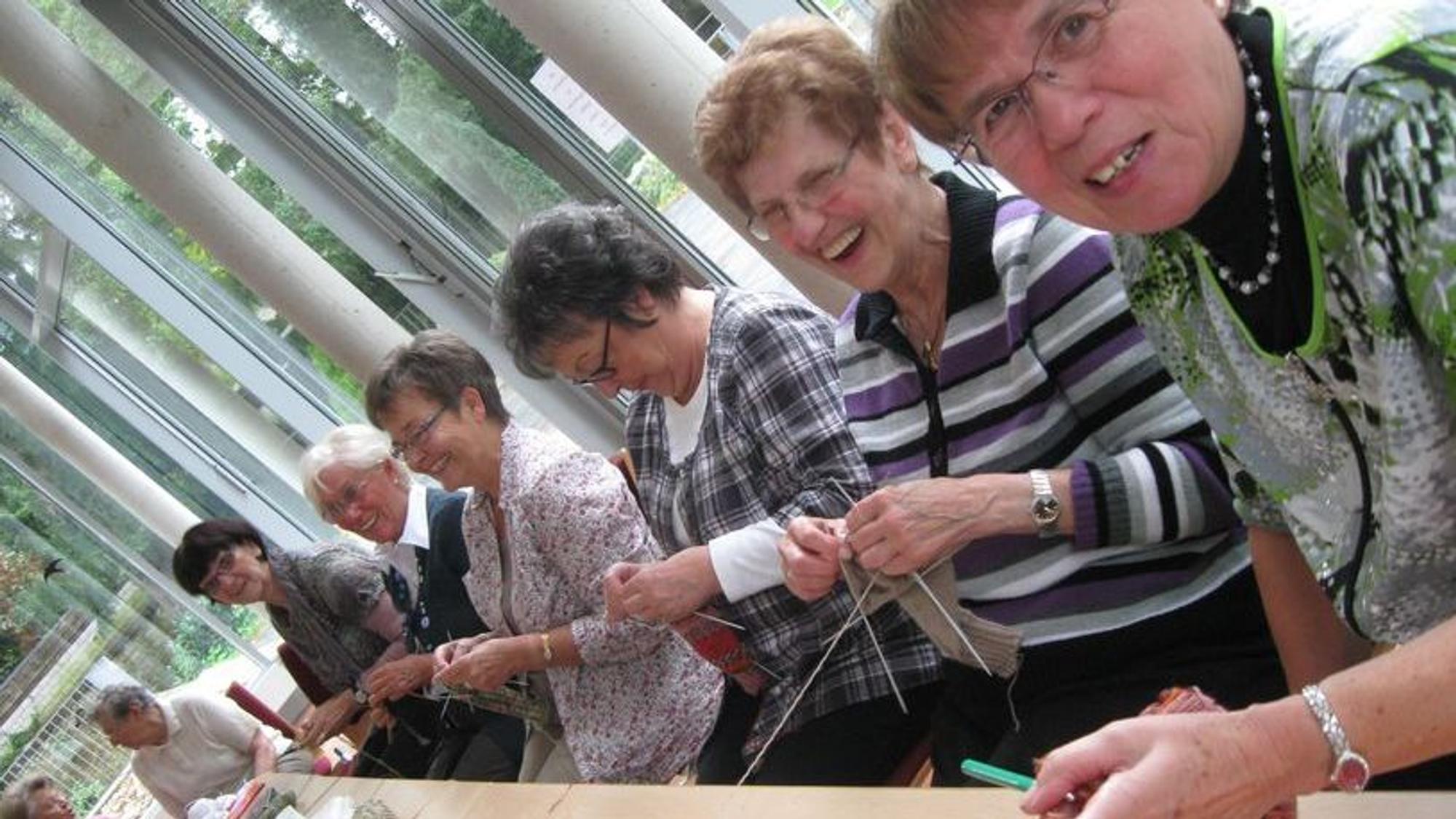 Seniorinnen und Senioren beim gemeinsamen Stricken und Häkeln in der Lohmarer Villa Friedlinde.