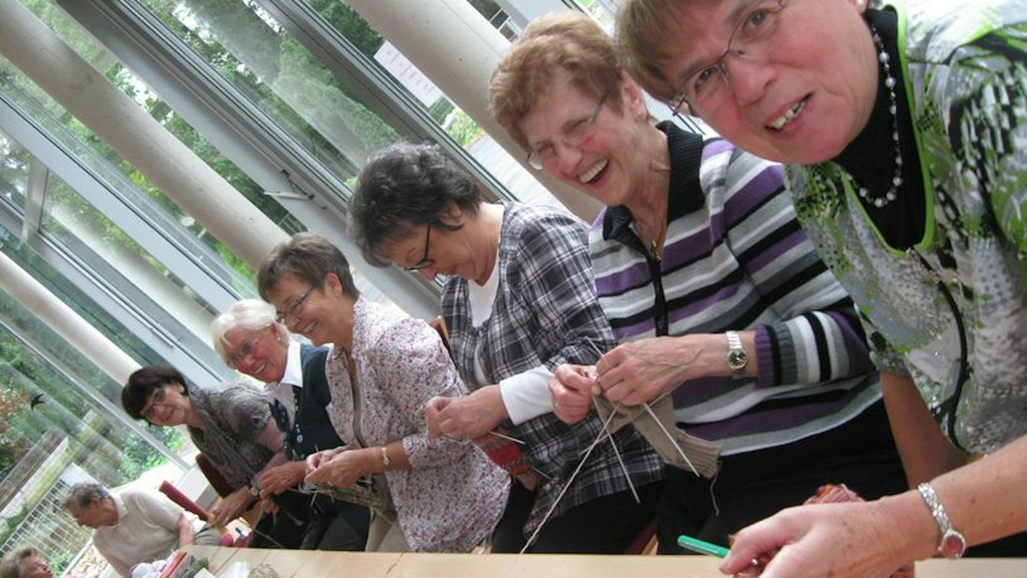 Seniorinnen und Senioren beim gemeinsamen Stricken und Häkeln in der Lohmarer Villa Friedlinde.