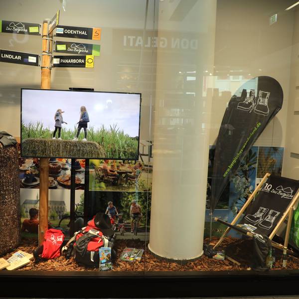 Schaufenster in der Rhein-Berg-Galerie in Bergisch Gladbach, von der Tourismusgesellschaft „Das Bergische“ gestaltet.