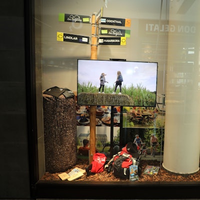 Schaufenster in der Rhein-Berg-Galerie in Bergisch Gladbach, von der Tourismusgesellschaft „Das Bergische“ gestaltet.