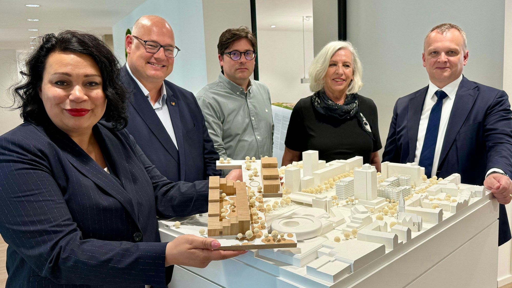 Milanie Kreutz, Stefan Hebbel, Projektleiter Sascha Bender, Roswitha Arnold und Björn Krischick mit Modellen der beiden bestplatzierten Architektenentwürfe
