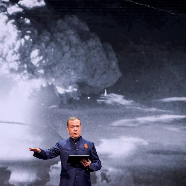 Ex-Kremlchef vor Atompilz. Dmitri Medwedew bei seinem Vortrag vor russischen Schülerinnen und Schülern.