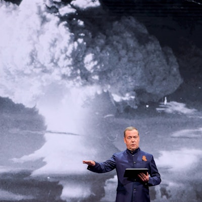 Ex-Kremlchef vor Atompilz. Dmitri Medwedew bei seinem Vortrag vor russischen Schülerinnen und Schülern.