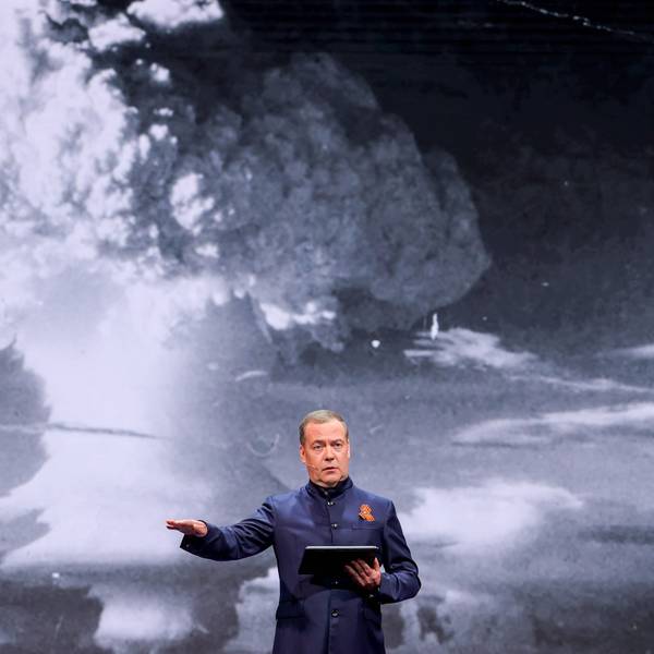 Ex-Kremlchef Dmitri Medwedew posiert vor einem Atompilz. Der für seine Schimpftiraden bekannte jetzige Sicherheitsratsvize hat dem Westen erneut mit Krieg gedroht. (Archivbild)