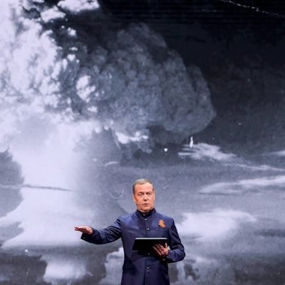 Ex-Kremlchef Dmitri Medwedew posiert vor einem Atompilz. Der für seine Schimpftiraden bekannte jetzige Sicherheitsratsvize hat dem Westen erneut mit Krieg gedroht. (Archivbild)