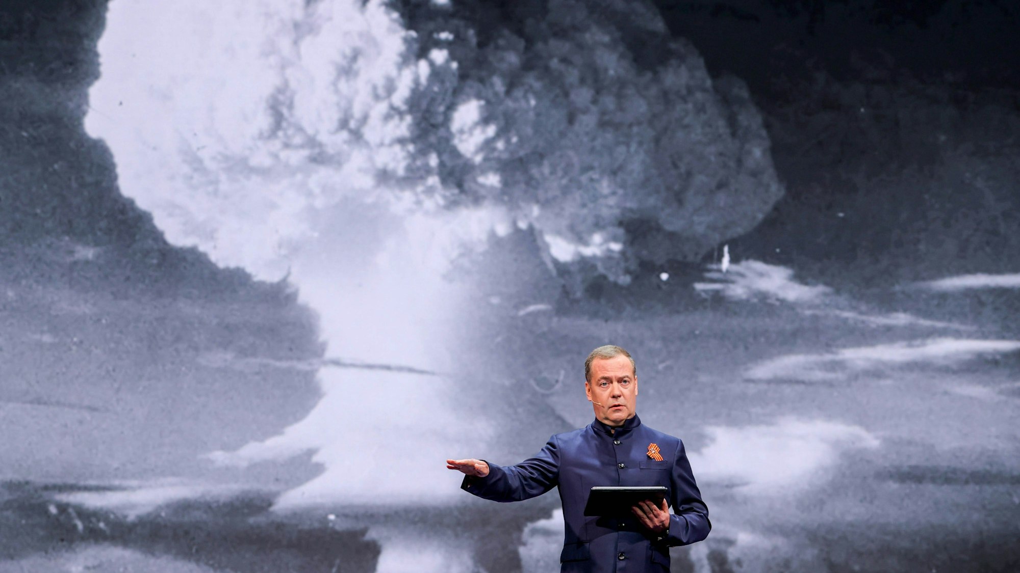 Ex-Kremlchef: Dmitri Medwedew posierte noch in der letzten Woche vor einem Atompilz.