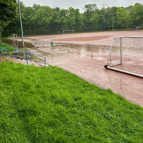 Bei Regen verwandelt sich der Platz in eine Schlammlandschaft.