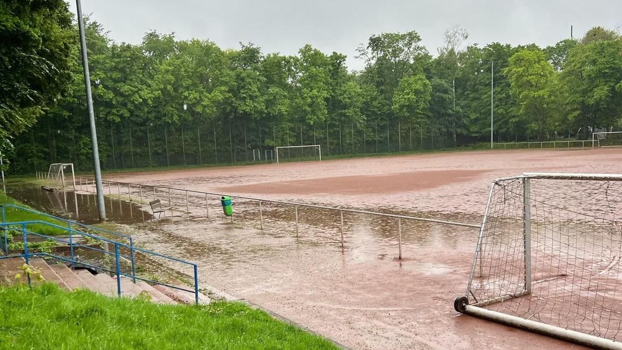 Bei Regen verwandelt sich der Platz in eine Schlammlandschaft.