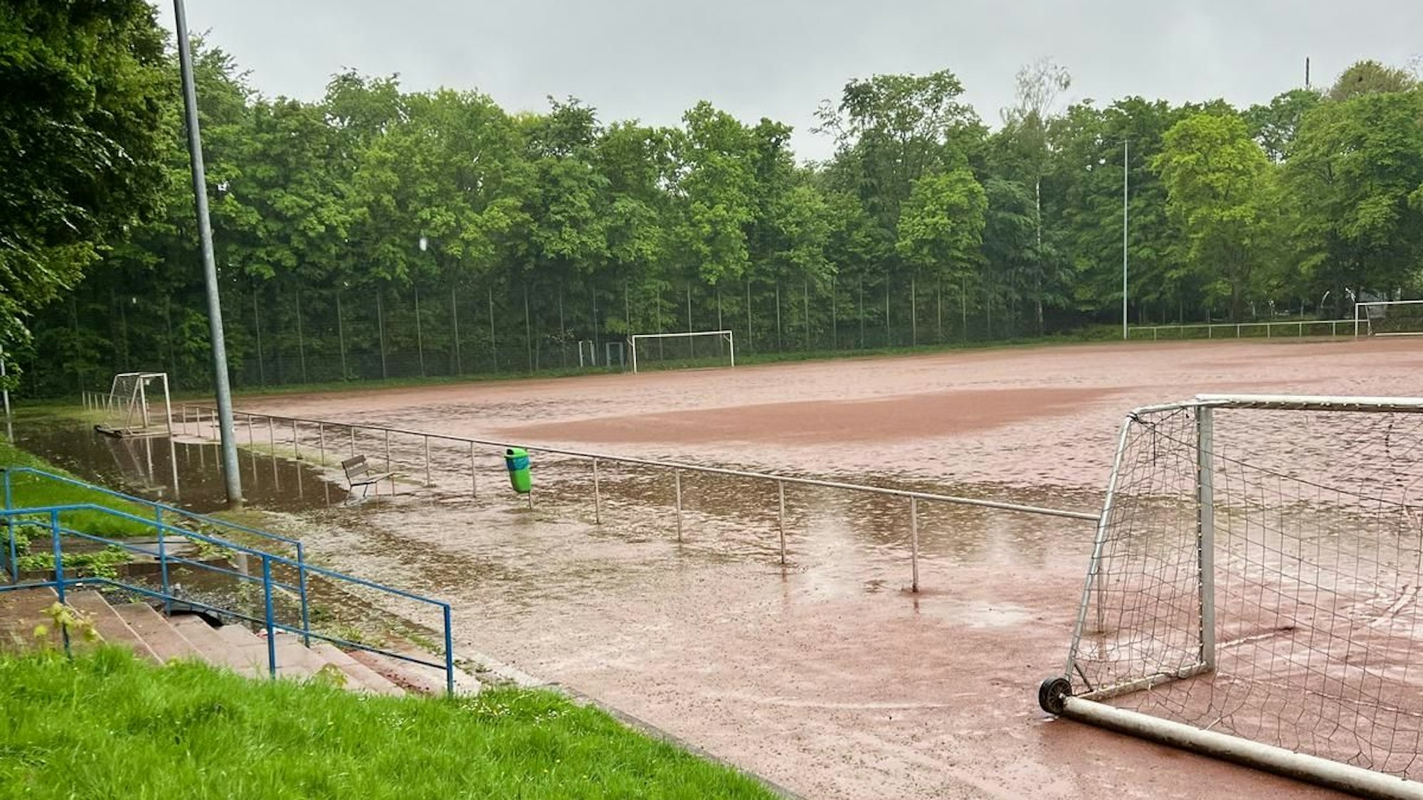 Bei Regen verwandelt sich der Platz in eine Schlammlandschaft.