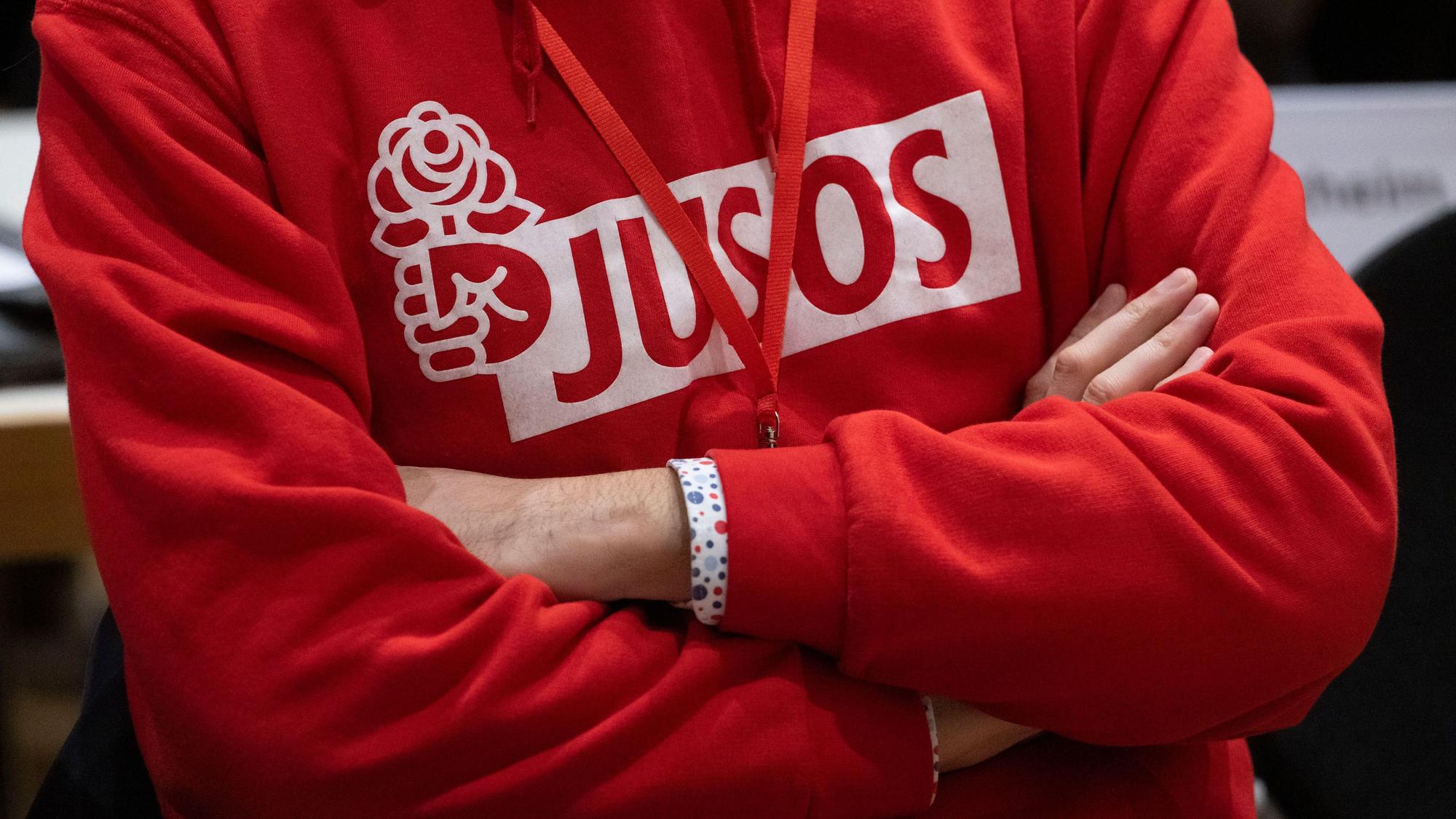 Ein SPD-Mitglied trägt einen Hoodie mit Jusos-Aufdruck. (Archivbild)