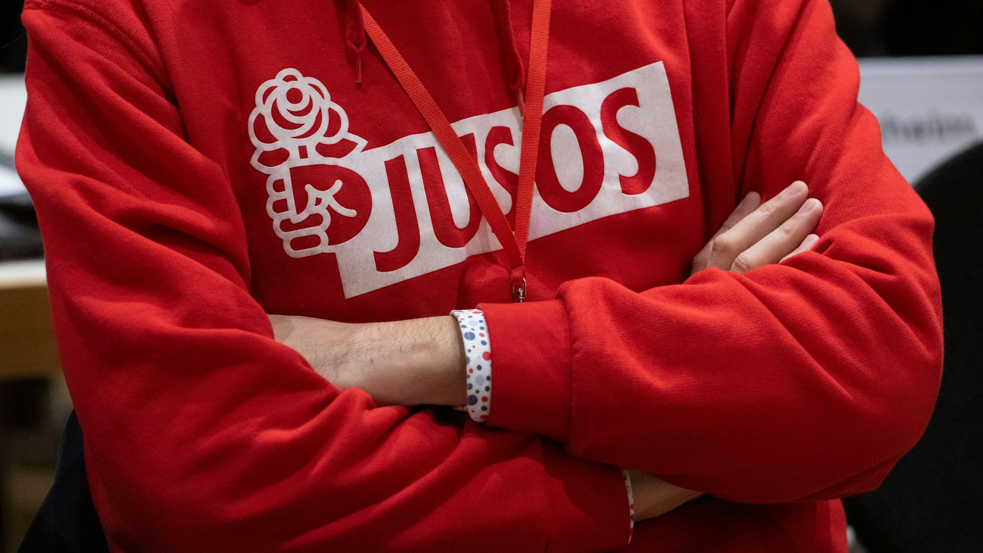 Ein SPD-Mitglied trägt einen Hoodie mit Jusos-Aufdruck. (Archivbild)