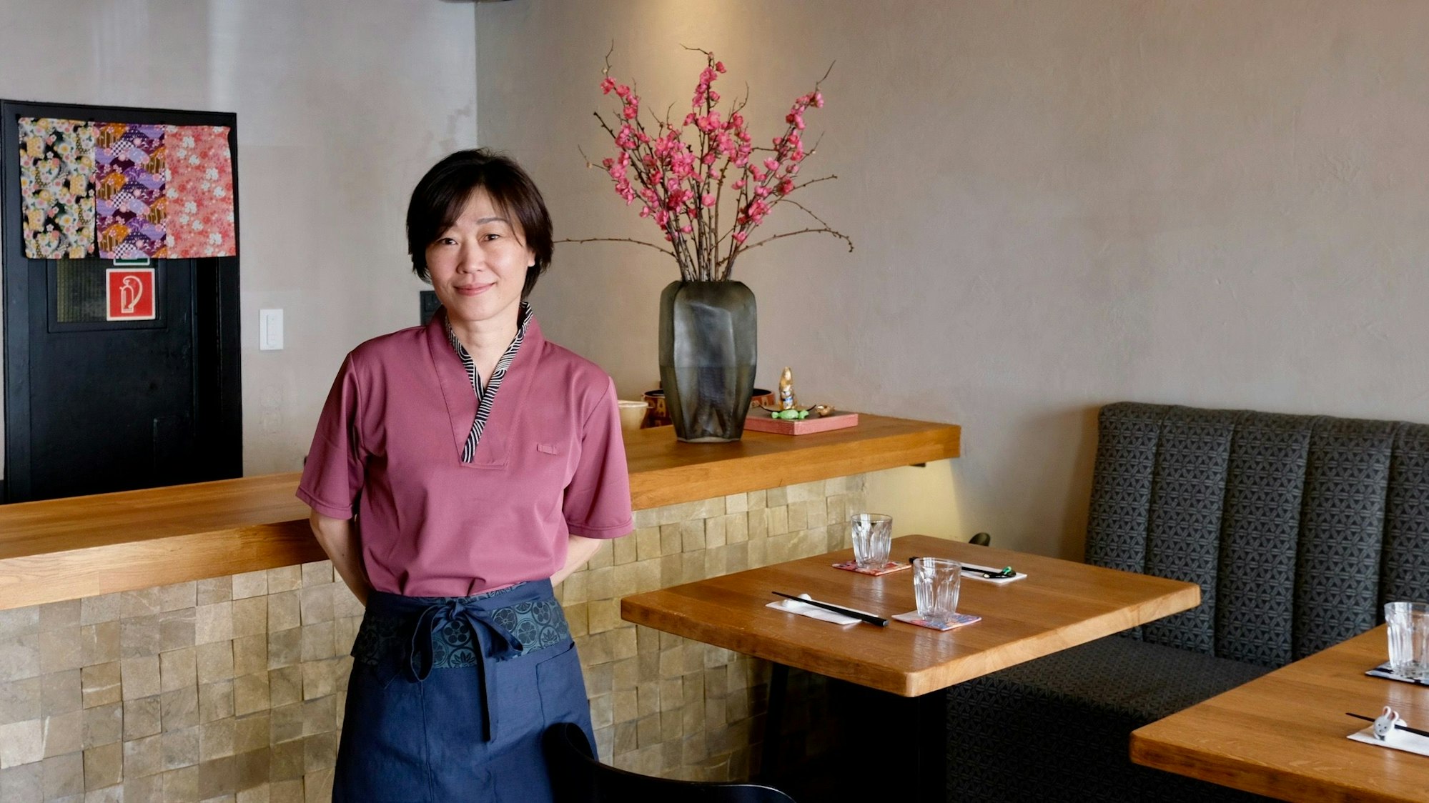 Eine Japanerin steht in ihrem neuen Lunchlokal „Zenkichi“.