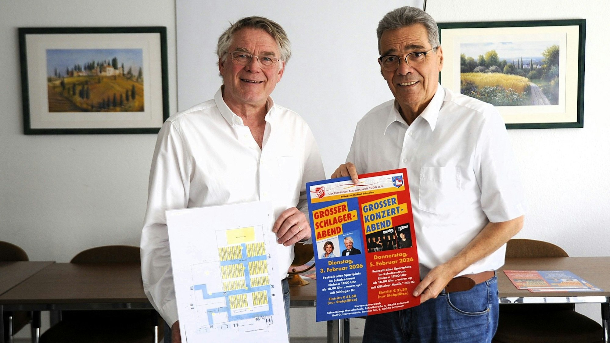 Zwei Männer halten ein Plakat und einen Plan.