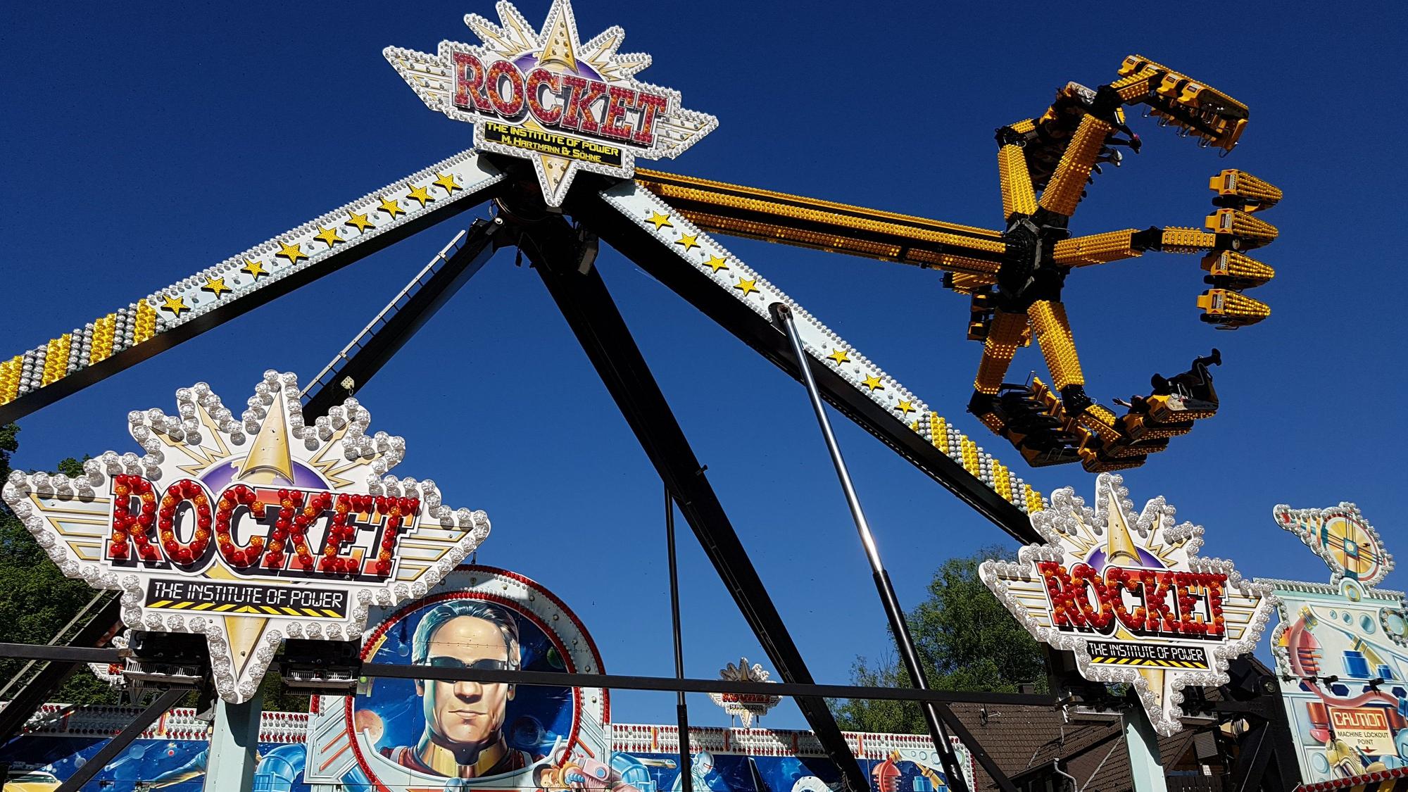 Ein Fahrgeschäft auf einer Kirmes.