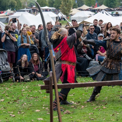 Zwei als Ritter verkleidete Darsteller bestreiten auf dem Mittelalterfest „Spectaculum 2023“ einen Showkampf.