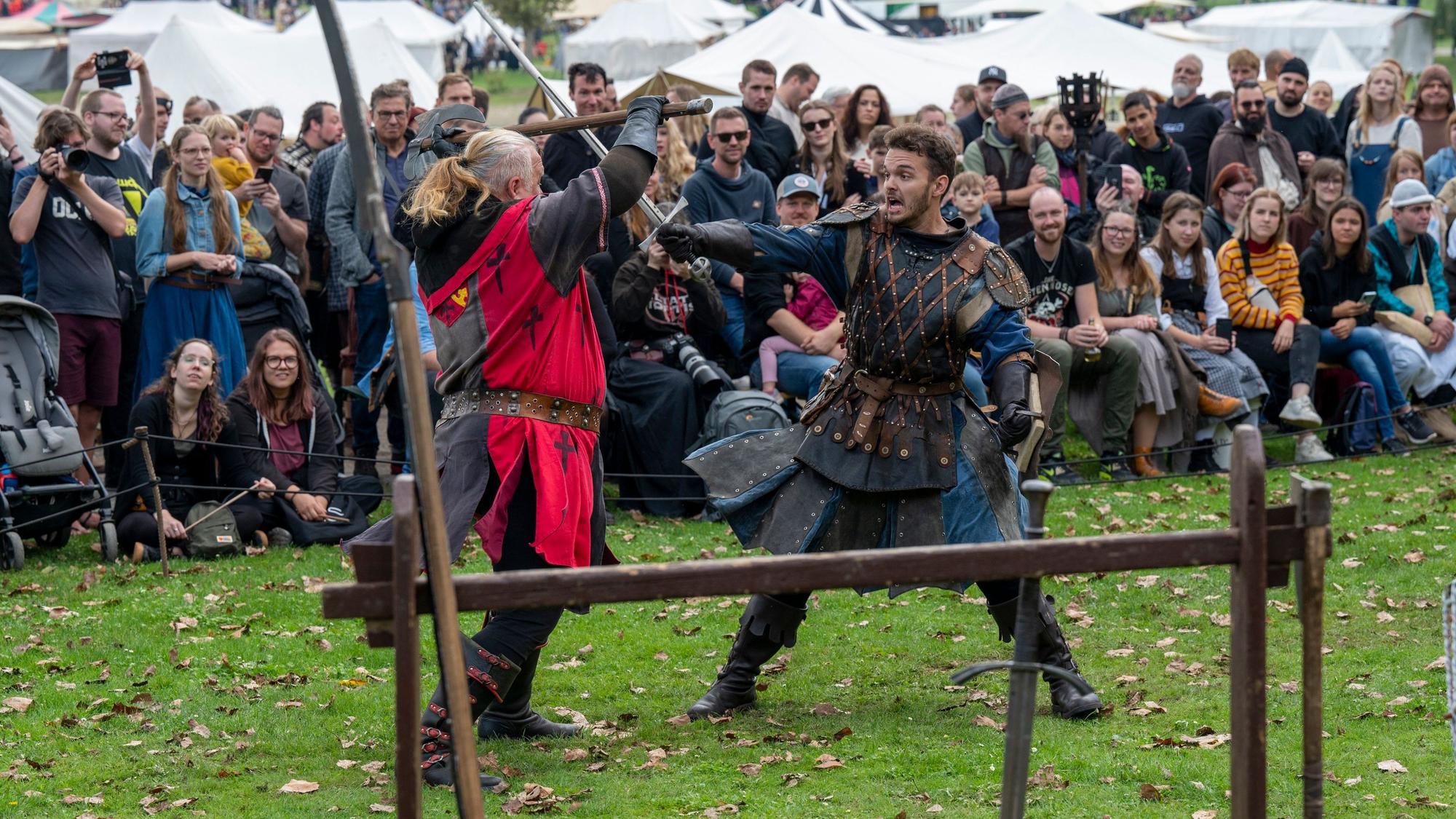 Zwei als Ritter verkleidete Darsteller bestreiten auf dem Mittelalterfest „Spectaculum 2023“ einen Showkampf.