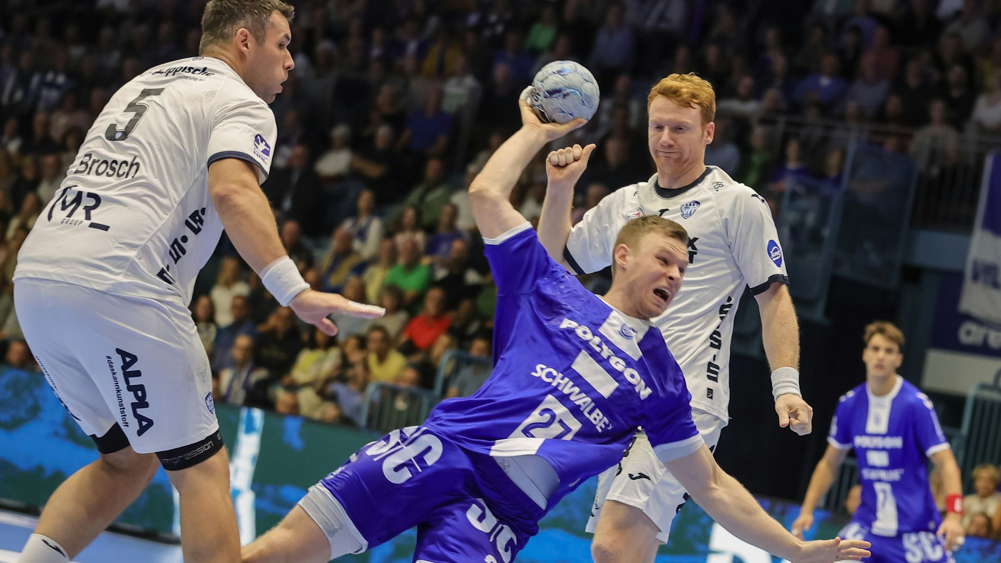 Kristjan Horzen setzt sich gegen zwei Spieler durch