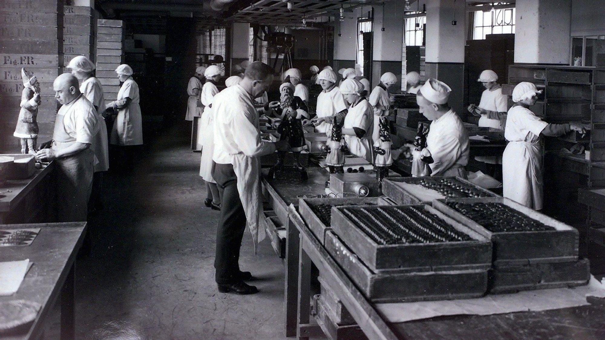 MW// Stollwerck-Repros aus dem Imhoff-Museum in Koeln
Reproduktion / historische Fotos Schokoladenmuseum / Schokoladen - Museum
Foto: Express/ Michael Wand
20020426
EXPRESS Syndication, Amsterdamer Strasse 192, Neven DuMont Haus, 50735 Koeln, Stadtsparkasse Koeln, Kto: 300 12 959, BLZ: 370 501 98, Unbedingt bei Zahlung angeben: Betr.517817, Fon: 0221 / 224 2623, Fax: 0221 / 224 3363, Abdruck nur gegen Honorar und Beleg
