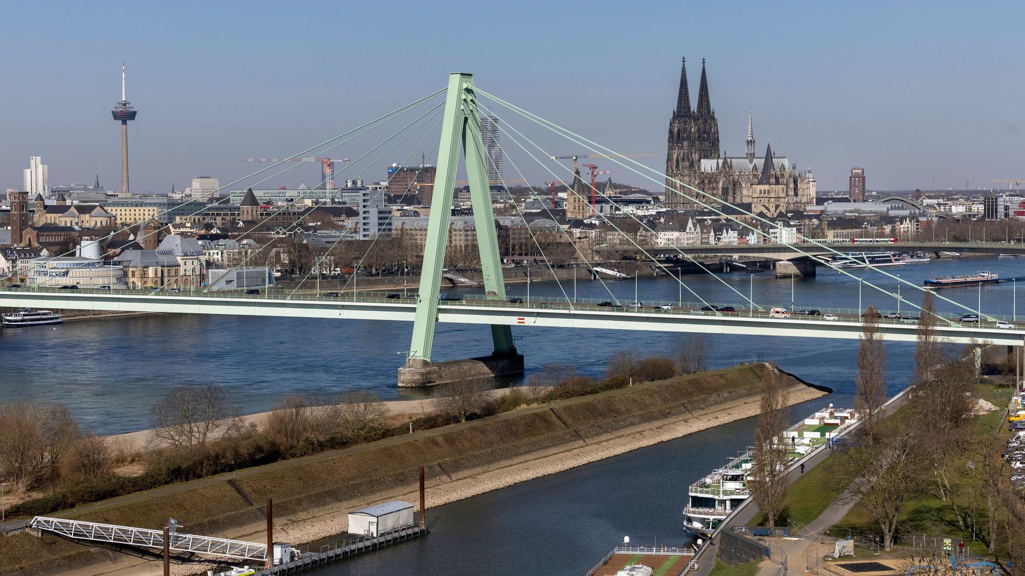 Die Severinsbrücke ist im Jahr 1959 eröffnet worden.