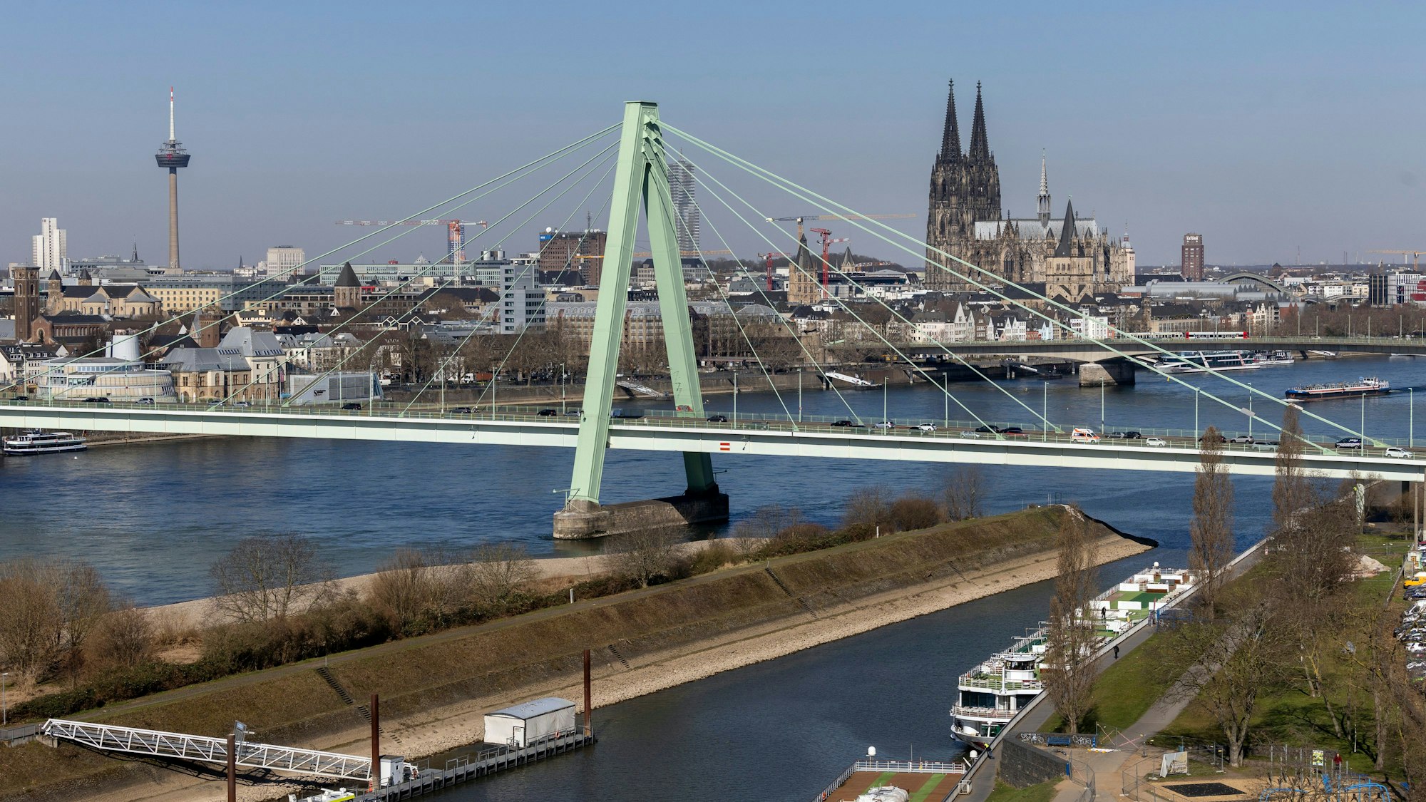 Die Severinsbrücke ist im Jahr 1959 eröffnet worden.