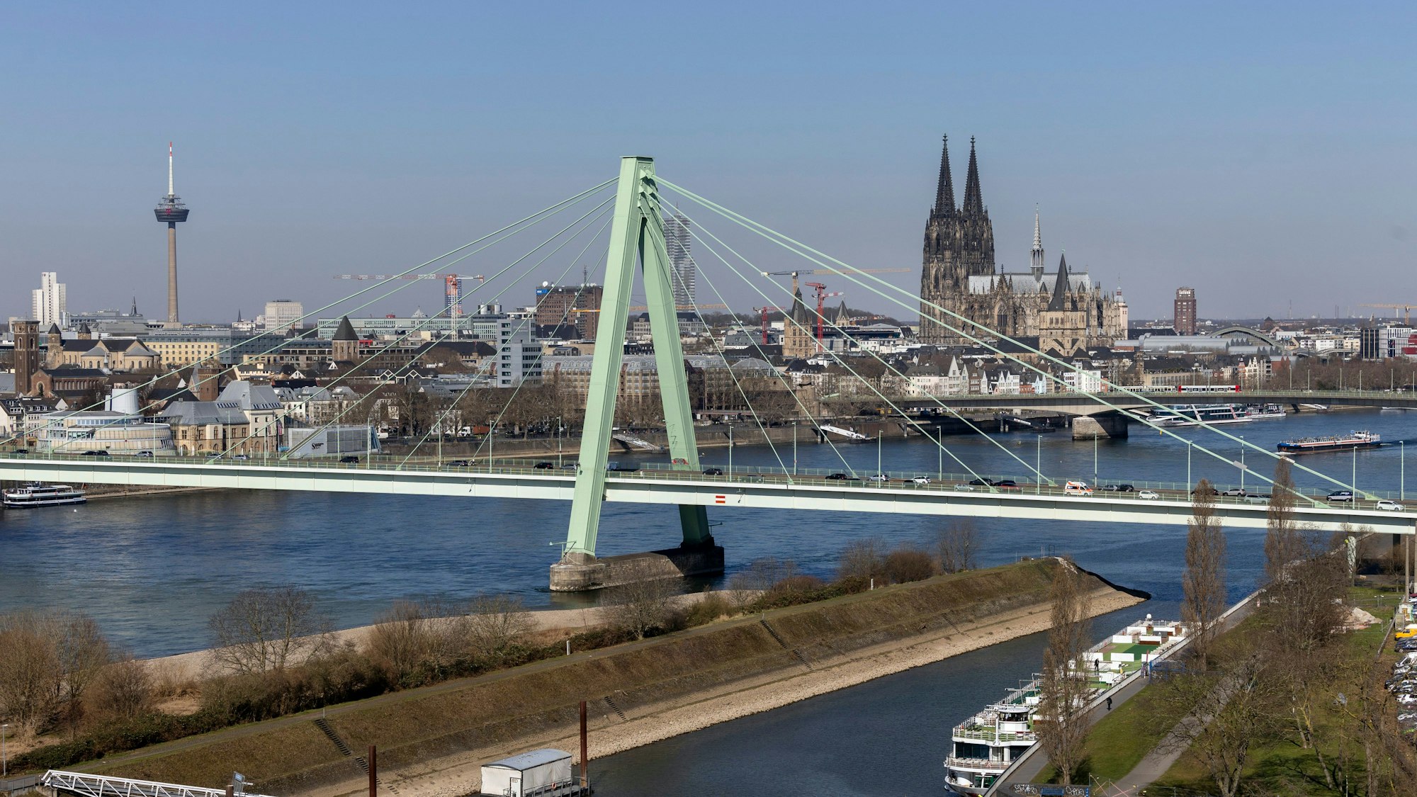 Blick auf die Severinsbrücke vor Köln-Kulisse.