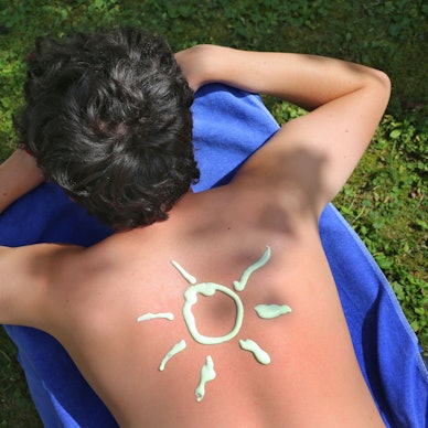 Eine Sonnencreme-Sonne ist auf einem Rücken zu sehen. (Archivbild)