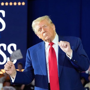 US-Präsident Donald Trump kommt an, um im Macomb County Community College Sports Expo Center über seine ersten 100 Tage im Amt zu sprechen. +++ dpa-Bildfunk +++
