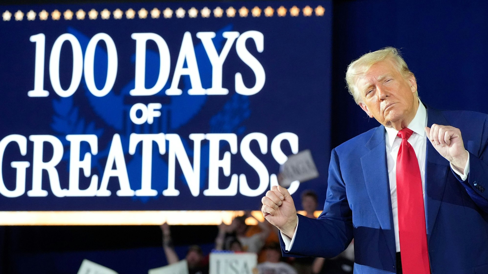 US-Präsident Donald Trump kommt an, um im Macomb County Community College Sports Expo Center über seine ersten 100 Tage im Amt zu sprechen. +++ dpa-Bildfunk +++