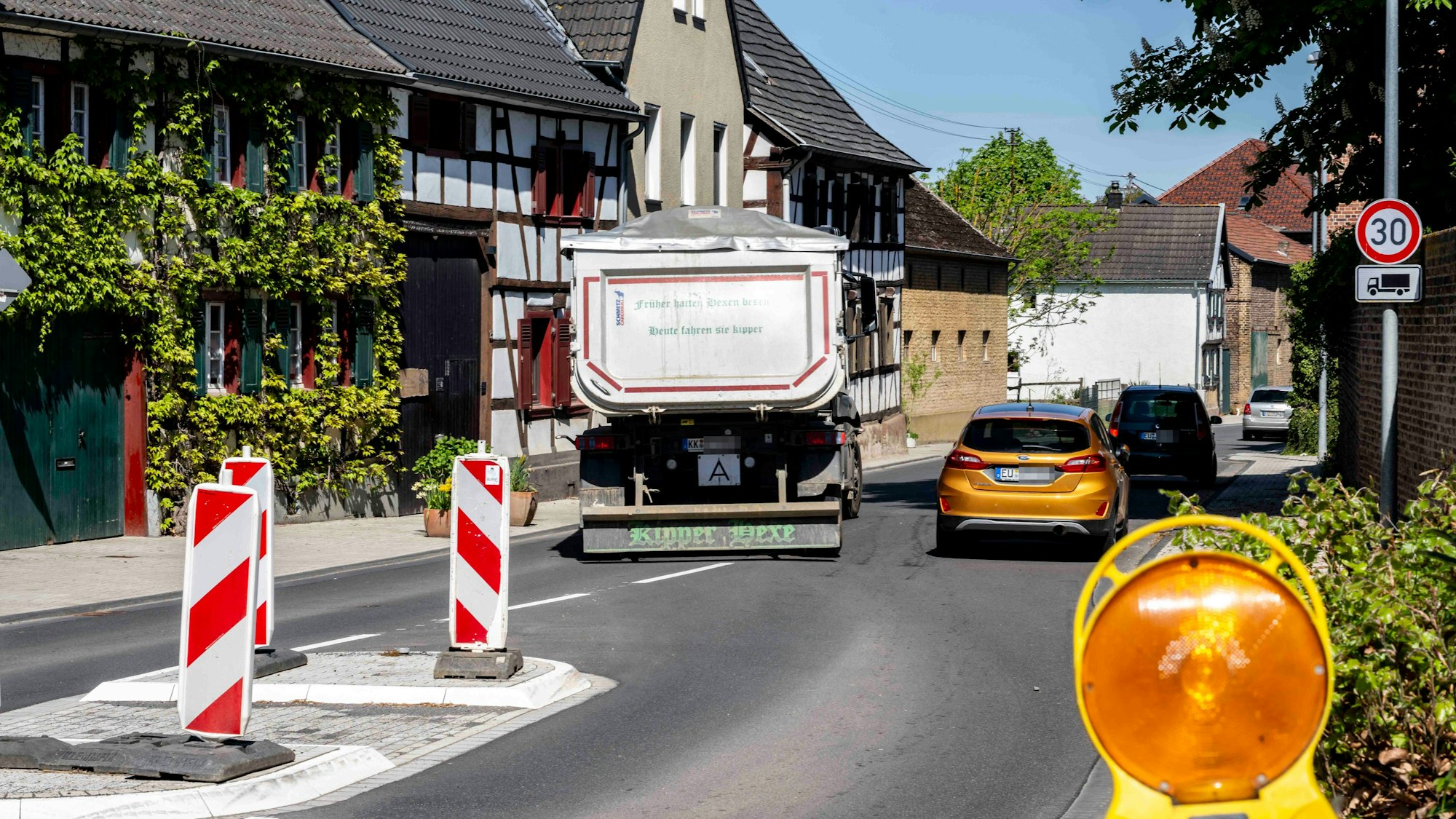 Das Bild zeigt einen Lkw, der sich seinen Weg durch Müggenhausen bahnt.