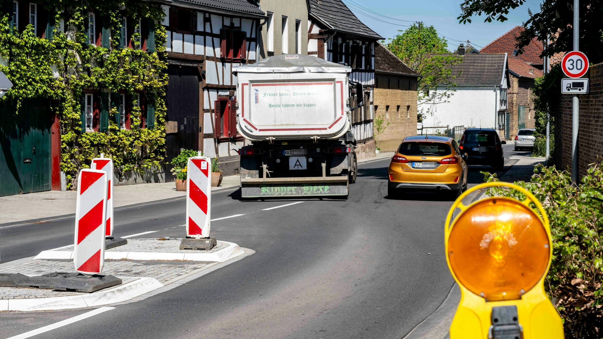 Das Bild zeigt einen Teil der K3 in Müggenhausen. Ein Lkw bahnt sich seinen Weg durch den Ort.