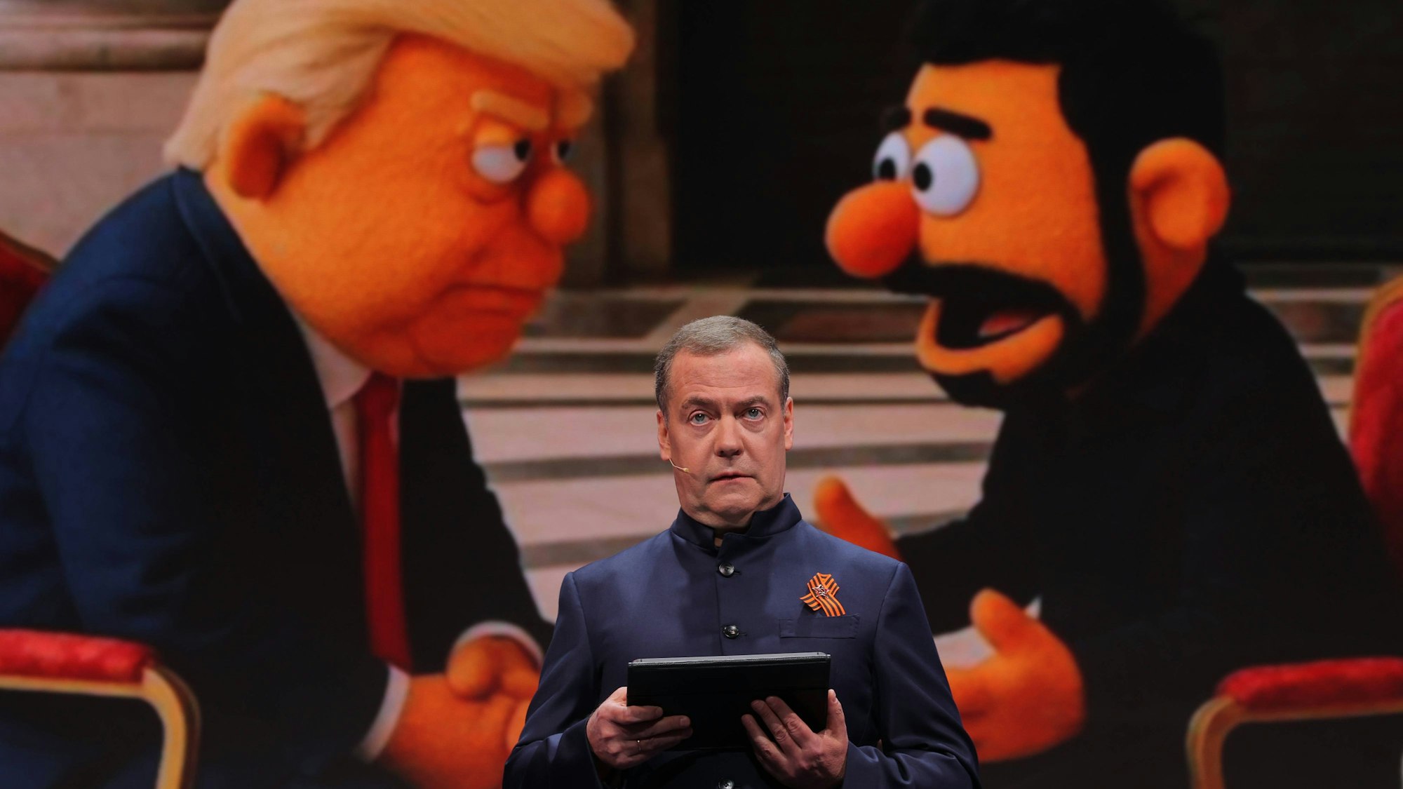 Ex-Kremlchef Dmitri Medwedew macht sich bei einem Vortrag über Donald Trump und Wolodymyr Selenskyj lustig. Der russische Sicherheitsratsvize hat den USA wegen eines Ultimatums für Putin mit Krieg gedroht. (Archivbild)