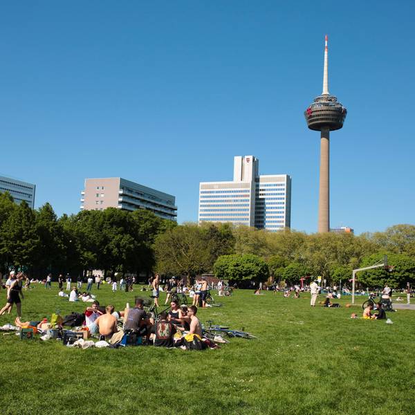 Der Grüngürtel mit jungen Besuchenden, die sich in Gruppen zusammengesetzt haben. Mit dem Apéro Markt soll so dort eine Alternative zum Brüsseler Platz geboten werden.